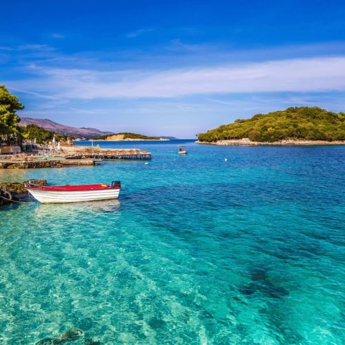 "Panorama della Riviera Ionica Albanese, una delle destinazioni degli esclusivi Viaggi d'Autore del Centro di Cultura Albanese, dedicati alla scoperta dell'Albania e dei Balcani attraverso cultura, storia, natura e incontri autentici con le comunità locali."
